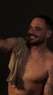 A gente trabalha, mas também se diverte! 😂 Bastidores do ensaio do Infinito Samba pra vocês, kiridos!
Ingressos no link da bio 🎟️